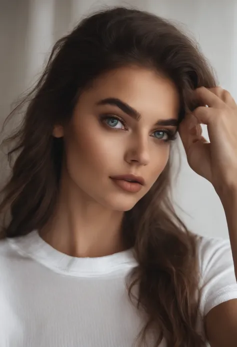 Arafed mujer con una camiseta blanca sin mangas y un collar, Chica sexy con ojos verdes, Retrato Sophie Mudd, brown hair and large eyes, selfie de una mujer joven, Camera eyes, Violeta Myers, Sin maquillaje, Maquillaje natural, staring directly into camera...