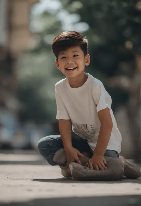 Ensolarado ao meio-dia, (Menino 1.5) A boy is on the side of the street, The street is the background, The man is wearing a white T-shirt, The background is outdoors, The expression is particularly happy, The expression of emotion, The euphoria is a close-...