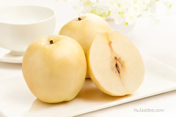 Close-up of pear shot，super realistic food picture, primitive, 5D, Beautiful, warm, delicacy, Realistic，8K，tmasterpiece，Photo level，