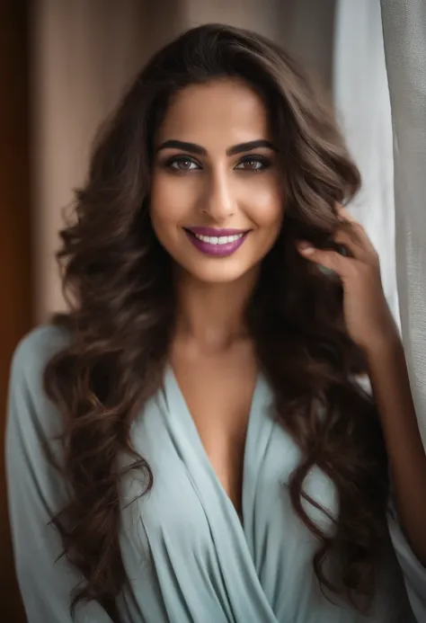 femme arabic en robe, arabic, femme arabe sexy aux yeux verts, portrait ibtisam, wavy brown hair and short, grand yeux, selfie dune jeune femme, sans maquillage, maquillage naturel violett, purple lipstick, Swarthy skin, corps arabe, Maghreb woman, sourire...