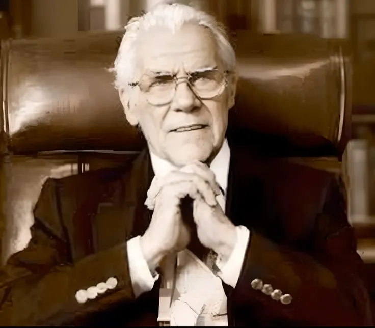 Leonard Ravenhill, sentado na sua escravinha da sua biblioteca medieval, in a dramatic style