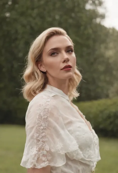 en chemise blanche debout dans un parc, Bilal Kuytul, Conception du logo, fusion entre Scarlett Johansson et Katy Perry