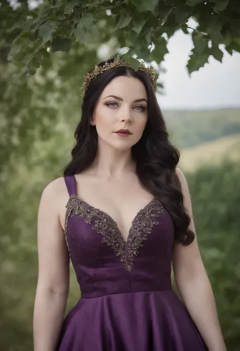 Fotografia profissional da cantora Amy Lee, olhos verdes, Vestido roxo de rainha com detalhes dourados e ornamentos dourados, perfect  lighting