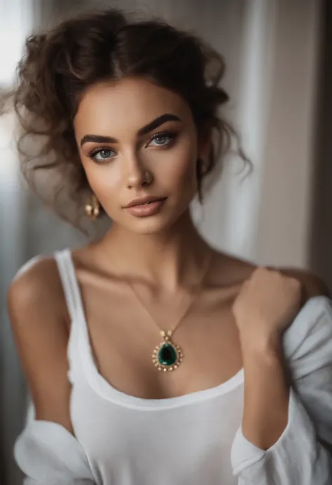 Hispanic woman with white tank top and necklace, fille sexy aux yeux verts, Portrait Sophie Mudd, cheveux bruns et grands yeux, selfie of a young woman, Yeux de chambre, Violet Myers, sans maquillage, maquillage naturel, looking straight at camera, Visage ...