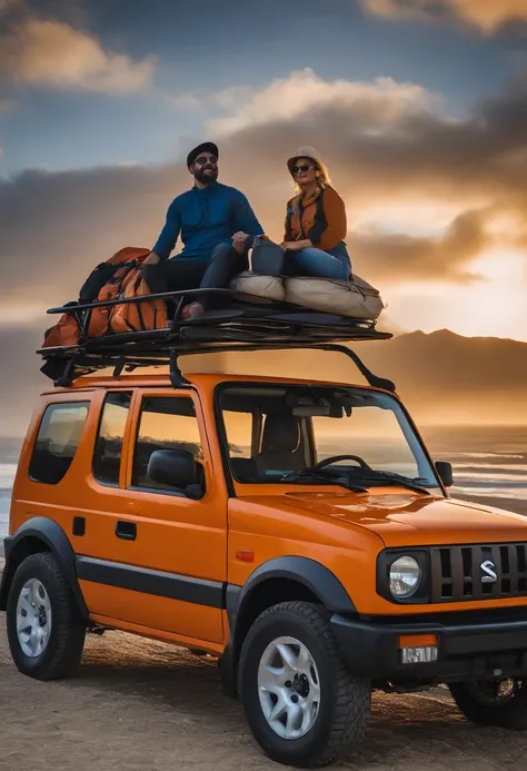 Suzuki jimny em laranja com curvas arredondadas, Imagem 4k, using luggage rack for shipping, usando pneus de lama, nas imagens de fundo de uma montanha, lama, motorista feliz, driver is wearing cap and sunglasses, passageira feminina com longos cabelos loi...