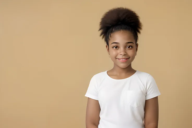 There is a smiling child in a white shirt and black pants, Menina africana de pele clara, Retrato de uma menina bonito, retrato frontal de uma menina, Menina afro-americana, retrato jovem menina, Retrato da menina bonito, menina jovem bonito, menina elegan...