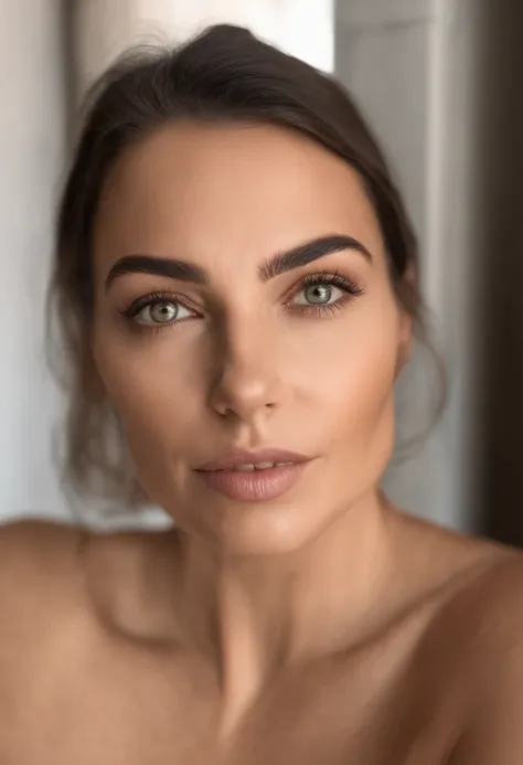 A 49-year-old Latina woman with short brown hair. His dark brown eyes are fixed on the camera, , con algunos reflejos naturales que brillan suavemente a la luz, ultra realista, meticulosamente detallado, Retrato Sophie Mudd, cabello rubio y ojos grandes, s...