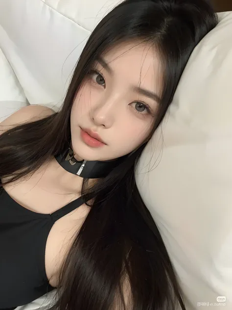 Woman lying on a couch with a collar around her neck, menina sexy com olhos verdes, com cabelos longos e olhos penetrantes, sexy look at the camera, Beautiful Asian girl, rosto sexy com maquiagem completa, Tifa Lockhart, Asian girl, usando gargantilha pret...