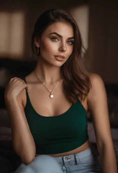 Arafed woman with white tank top and necklace, Sexy girl with green eyes, portrait sophie mudd, brown hair and big eyes, Selfie einer jungen Frau, Augen im Schlafzimmer, Violet Myers, ohne Make-up, Natural makeup, Blick direkt in die Kamera, Gesicht mit Ar...