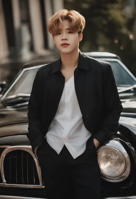 Na pintura, podemos ver Jimin, membro do BTS, sentado elegantemente em cima de um carro. Seus cabelos loiros cacheados caem em cascata em seus ombros, Adding a touch of sparkle to the composition. Jimin veste uma roupa delicada na cor branca, que contrasta...