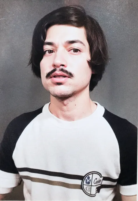 Foto de um homem com bigode e bigode, retrato colorido, Retrato de Danny Gonzalez, Photographic portrait, No estilo de Terry Richardson, em torno de 1 9 anos, foto retrato, fechar retrato polaroid, com bigode, uma foto colorida, Condutor de Ene, retrato da...