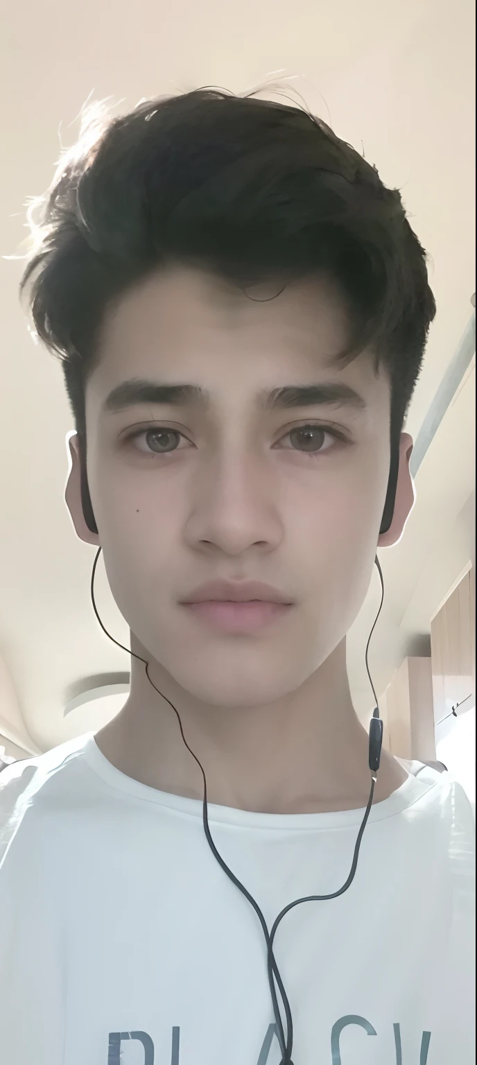 Theres a young man with headphones on his head, 18 ans, Matthieu 9 5, 1 6 ans, beau visage, Photographie selfie 8k, beau visage, environ 1 9 ans, Perfect face and boy, enes dirig, Aykut Aydogdu, visage parfait ), Profil avant!!!!, Alex, 2 2 ans