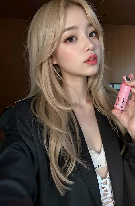 Blonde woman with long hair holding a pink lip and a pink lipstick, Parque Roseanne do Blackpink, Lalisa Manobal, Lalisa Manoban do Blackpink, Cl, linda Delphine, jossi do blackpink, jennie blackpink, maquiagem sul-coreana popular, uma menina com cabelo lo...