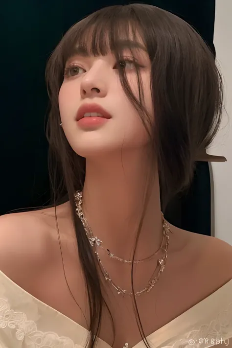 Araffe mulher com cabelo longo usando um vestido branco e um colar, franja de cortina, dilraba dilmurat, Bae Suzy, Jisoo do Blackpink, usando gargantilha, imagem de perfil, Sha Xi, imagem vazada, jisoo do blackpink, Dua Lipa, Billie Eilish, Jinyoung Canela...