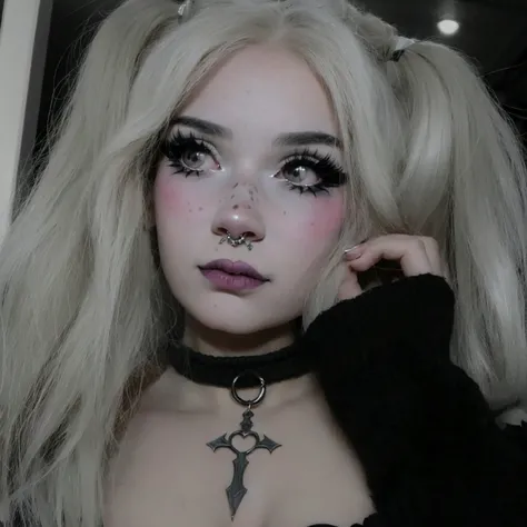 mujer de cabello rubio con maquillaje de ojos negros y piercings posando para una foto, pale goth beauty, Goth makeup, Bubble gothic makeup, goth girl aesthetic, goth eyeliner, Wear gothic makeup, 1 7 - year - old anime goth girl, Goth makeup, con cabello ...