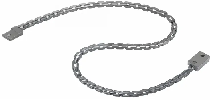 Describe a direct current of 7,5 metros de comprimento, Composed of rectangular steel links. Each link has dimensions of 15 centimeters long and 5 centimeters wide. The chain is extended horizontally.