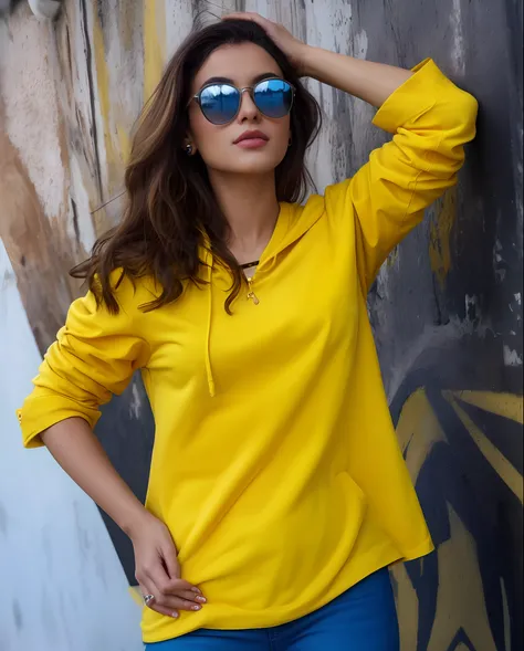 Araffe mulher em capuz amarelo e jeans azul encostado em uma parede, usando um capuz amarelo, amarelo brilhante, Roupas amarelas, Hodie Mihi Cras Tibi, (((amarelo))), mulher amarela bonita, tonalidade amarela, amarelo, 3 4 5 3 1, cores amarelas, hansa amar...