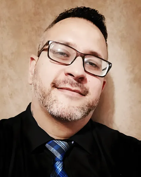 there is a man with glasses and a tie posing for a picture, Cristiano Orrillo, andres rios, cerca de 3 8 anos, foto de perfil profissional, Postagem no Reddit, Carregado, Tiago Zapata, foto de perfil headshot, Joel Torres, Brian Pulido, foto do perfil, ima...