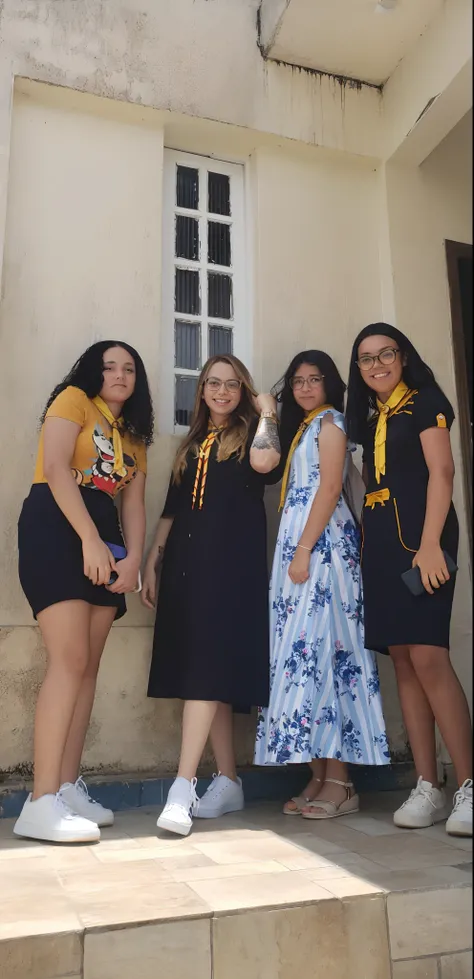 Several women in black and yellow dresses standing on the steps outside a building, vestindo hogwarts!!! Vestidos!!!, Directed by: Nandor Soldier, Foto POV, Directed by: Samuel Silva, com panos amarelos, estilo hogwarts, Directed by: Veronica Ruiz de Velas...