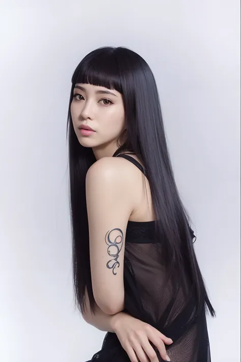 Un primer plano de una mujer con un tatuaje en el brazo, cabello blackbangs cabello, Ella tiene el pelo negro con flequillo, Gongbi, Cabello largo y negro con flequillo, dilraba dilmurat, Retrato de Jossi de Blackpink, de chica taiwanesa con tatuajes, port...