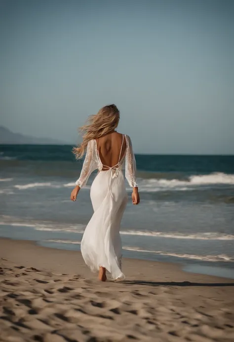 una modelo joven, rubia, de cabello corto y ondulado volando al viento, esta de rodillas sobre la arena de la playa, mirando la camara, rostro perfecto, sonriendo, ojos verdes, actitud positiva, una mano en su cabello, de espaldas al mar, pechos medianos, ...