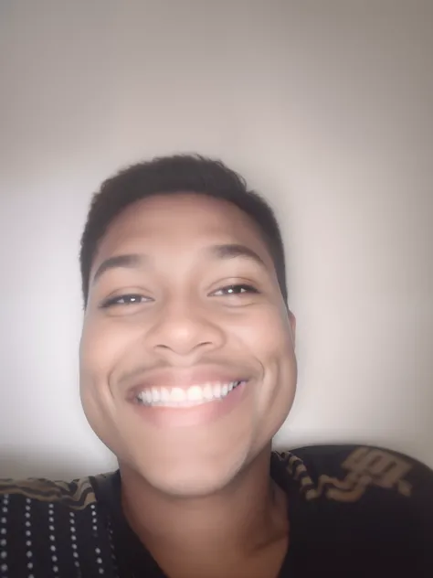 homem negro sorridente com uma camisa preta e uma gravata preta, em torno de 1 9 anos, happily smiling at the camera, foto de perfil headshot, sorriso insano, hes smiling, foto do perfil, sorrindo e olhando diretamente, 1 6 anos, 18 anos, smiling at camera...