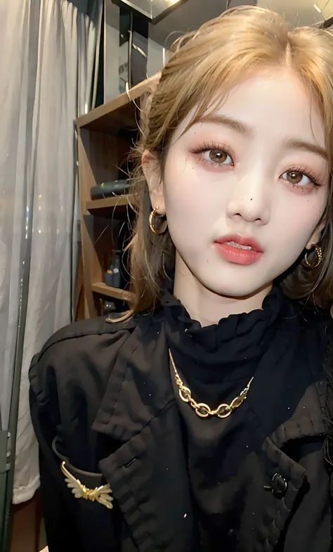 um close up de uma pessoa com uma camisa preta e um colar, Ulzzang, wan adorable korean face, com rosto redondo, maquiagem sul-coreana popular, maquiagem coreana popular, bonito redondo olhos inclinados, Lalisa Manobal, olhos dourados, Parque Roseanne do B...