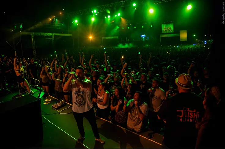 Arafed man standing on stage in front of a crowd of people, rap no palco do festival, large crowd, huge crowd, foto de alta qualidade, in front of a large crowd, below is the crowd, large crowd, crowd of cool people dancing, massive crowd, limp bizkit perf...