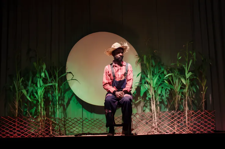 A black-bearded hillbilly inspired by Pixar animation, de perto. The character takes center stage with captivating facial expressions, oferecendo um toque de irrealidade