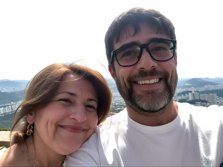 Smiling man and woman taking a selfie in front of a panoramic view, momma and papa, Directed by: Nandor Soldier, imagem de perfil, Retrato de duas pessoas, com montanhas ao fundo, gui guimaraes, Casal feliz, Postagem no Reddit, foto selfie, album photo, Fo...