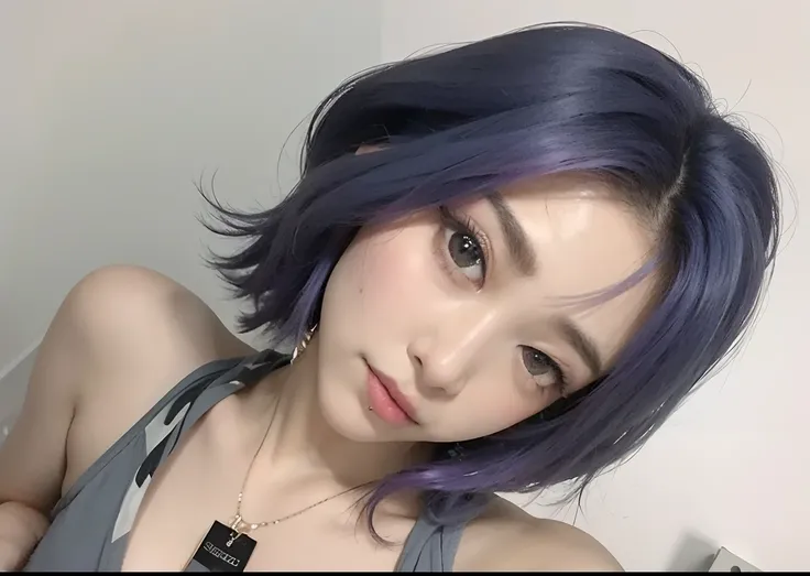 mulher arafed com cabelo roxo e um colar com um pingente preto, com cabelos curtos, Ulzzang, cabelo roxo curto, cabelo curto azul, Cabelos grisalhos escuros, cabelo roxo na altura do queixo, cabelo azul curto, cor cinza, cinza azul, Sakimichan, Heonhwa Cho...