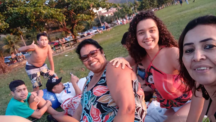 Several people sitting on the grass of a park with a man and a woman, Directed by: Nandor Soldier, Directed by: Willian Murai, festival, 3 5 year brazilian mother, imagem do avatar, Malika Favre, divertindo-se, non blurry, Directed by: Felipe Seade, not cr...