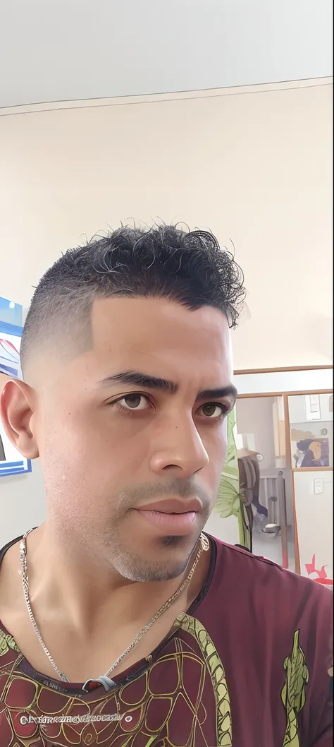 there is a man with a necklace on his neck looking at the camera, imagem frontal, Homem de 4 0 anos, (38 anos), cerca de 3 5 anos, corte de cabelo flat top, 3/4 perfil, short hair on top of his head, muito desbotado, penteado selvagem, corte de cabelo moic...