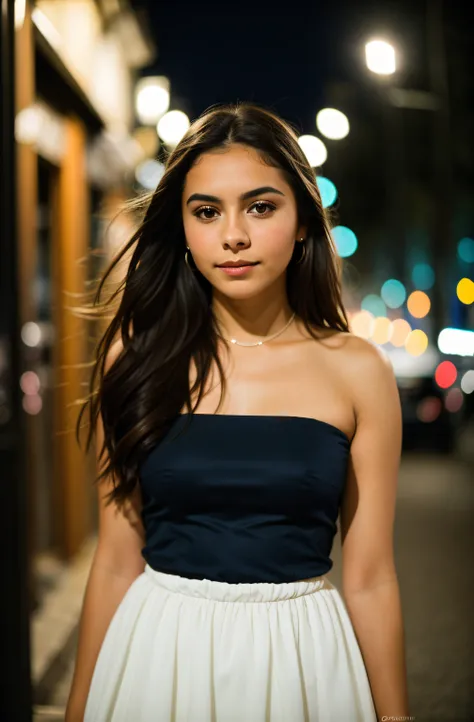 Foto de Instagram, Close-up photo of the face of a young French woman dressed, Cara hermosa, maquillaje, Calle de la ciudad nocturna, Bokeh, Desenfoque de movimiento Olympus OM-D E-M1 Mark III con un lente prime de 45 mm, apertura f/1.8 and shutter speed o...