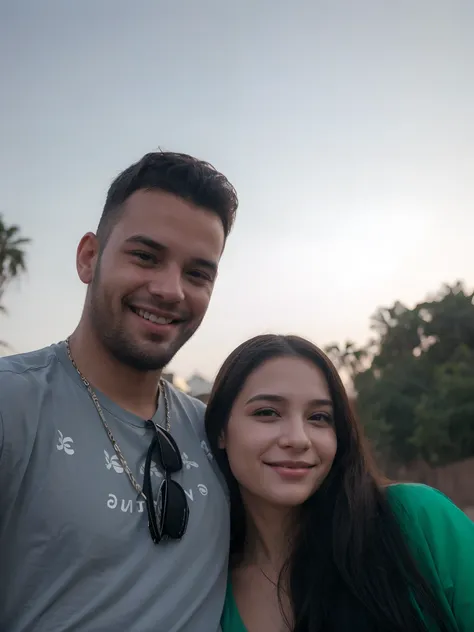 Um casal de jovens sorrindo