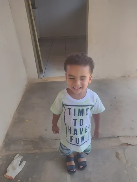 Theres a boy standing in a room with a shirt on, 4 anos de idade, 2 anos, garoto feliz, quatro anos, Riyahd Cassiem, divertindo-se, he is very happy, 5 anos, menino novo, imagem de qualidade muito baixa, Young Child, ele tem cerca de 30 anos