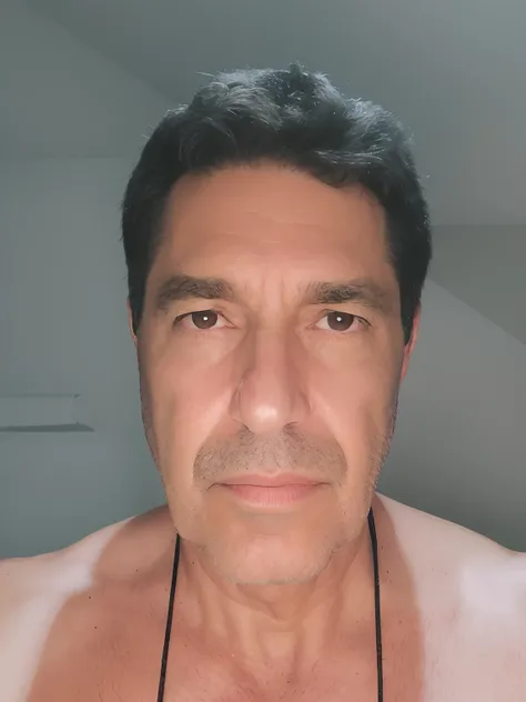 There is a man with a necklace around his neck and a necklace around his neck, Homens de 45 anos, Homem de 4 0 anos, Homem de 5 0 anos, Fotografia selfie 8k, selfie de um homem, (38 anos), foto de um homem branco de 50 anos, imagem frontal, 38 anos