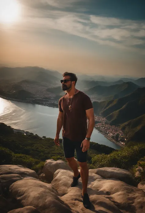 Man with sunglasses, meia idade, camiseta branca, cabelos escuro, em um fundo de vales e montanhas com sol e um rio no meio do vale.