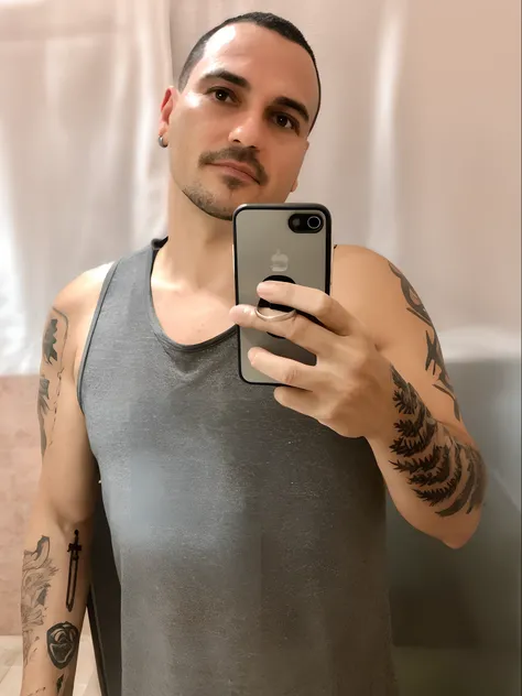 Homem de Arafed tirando uma selfie em um espelho com um celular, (38 anos), usando uma camiseta regata de corte baixo, Homens de 45 anos, com tatuagens, Homem de 4 0 anos, 38 anos, 2 7 anos, 3 2 anos, usando uma camiseta regata, 2 9 anos, 3 6 anos