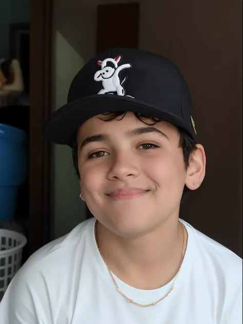 Theres a boy wearing a hat and a necklace, menino com rosto neutro, marcas no rosto, wearing a silly hat, Reyyan, Tomado com Sony Alpha 9, cara de bobo, dentes redondos e rosto pateta, nariz largo, cara de menino, Diego 5, he is wearing a hat, cara boba fo...