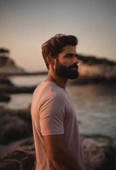 homem de cabelo curto e raspado do lado com barba curta em um pier no final de tarde