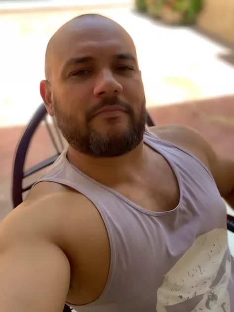 there is a man sitting in a chair with a cell phone, Homem de 4 0 anos, Homens de 45 anos, 3 2 anos, 3 6 anos, 38 anos, (38 anos), Fotografia selfie 8k, Homem de 5 0 anos, 3 2 - ano - homem de idade, imagem de qualidade muito baixa