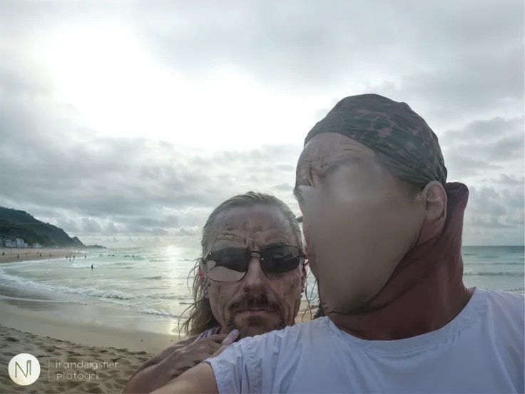 They are taking a selfie on the beach with the ocean in the background, estilo Pixar na praia, on the beach during sunset, Fotografia selfie 8k, no mar, Directed by: Nandor Soldier, on the beach at sunset, vacation photo, foto de praia, na praia, na praia,...