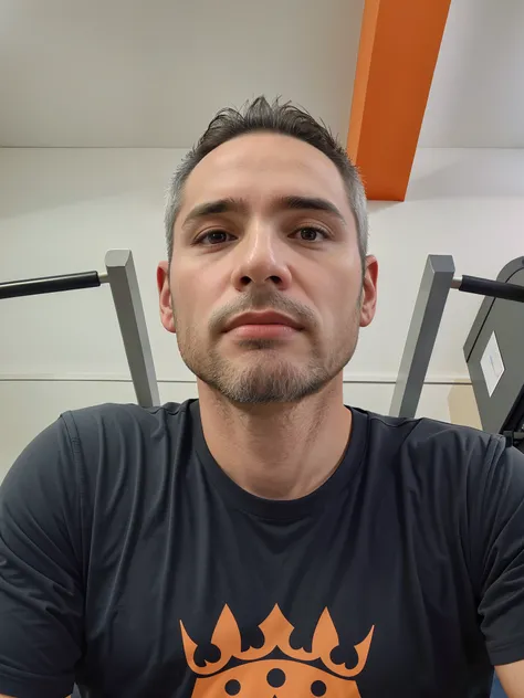 Theres a man whos sitting in a gym with a plate of food, Homem de 4 0 anos, (38 anos), 3 6 anos, 38 anos, rosto suado, Fotografia selfie 8k, he is! cerca de 3 0 anos de idade, 3 2 anos, ele tem cerca de 4 0 anos de idade, ele tem cerca de 40 anos