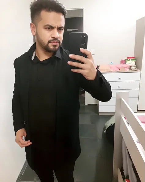 there is a man taking a selfie in a mirror, he is wearing a black trenchcoat, com barba e camisa preta, he is wearing a black, vestindo roupas pretas, imagem de corpo inteiro, vestindo roupas pretas, roupa preta, vestindo roupas modernas pretas, vestindo u...