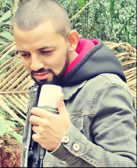 Araffe man in a denim jacket holding a microphone in his hand, Amr Elshamy, rap no microfone, Ahmad Merheb, Mohamed Chahin, Hicham Habchi, vocalista, Emad Mostaque, Riyahd Cassiem, Aves de Darnov, segurando um microfone, Mohamed Reda, Sam Nassour, microfon...