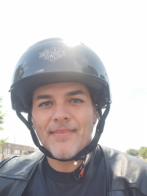 Um retrato de motociclista, usando capacete,  pilotando uma moto harley Davidson