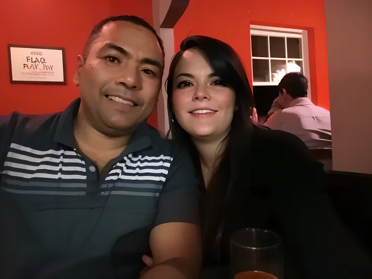 There is a man and a woman sitting at a table with drinks, imagem de perfil, Casal feliz, momma and papa, foto do perfil, foto de perfil, Lovely couple, par, foto de perfil, Noite!, belos arredores, com ela longa, no pub, facebook post, vacation photo, cer...