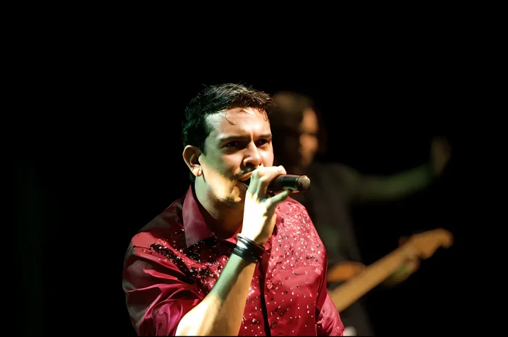 Theres a man whos singing into a microphone in the dark, foto do concerto, vocalista, Fotografia de concerto ao vivo, andres rios, Apresentando-se no palco, edu souza, fotografia de concertos, Directed by: Alejandro Obregon, Alex Flores, Alex Miranda, dani...