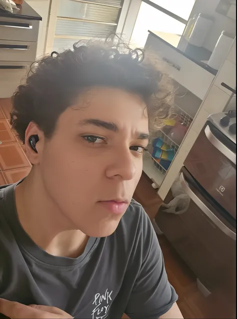 Theres a man in a black shirt and headphones in his ear, com fones de ouvido, Streamer do Twitch / Jogador Ludwig, curls on top of his head, ele tem cabelos castanhos curtos e cacheados, imagem de qualidade muito baixa, suave em _ O pano de fundo, foto de ...